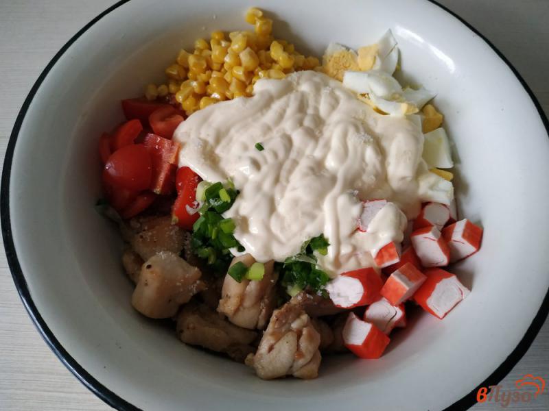Фото приготовление рецепта: Салат из крабовых палочек и куриного филе шаг №8