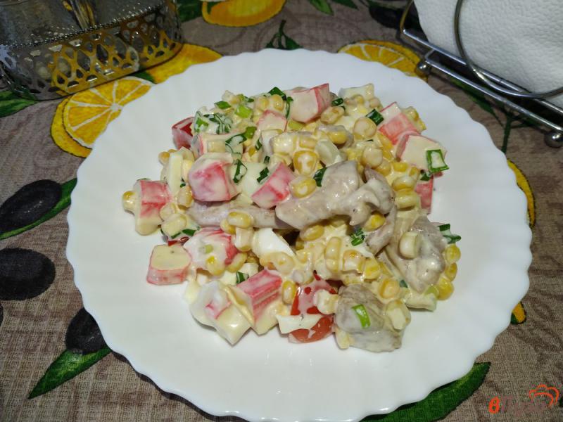 Фото приготовление рецепта: Салат из крабовых палочек и куриного филе шаг №10