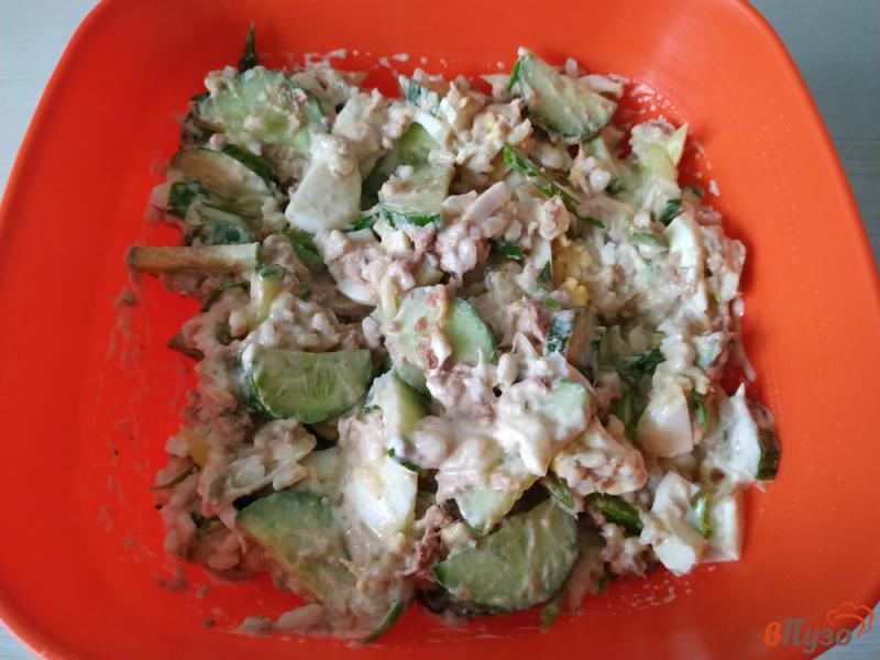 Фото приготовление рецепта: Салат с тунцом и свежим огурцом шаг №7