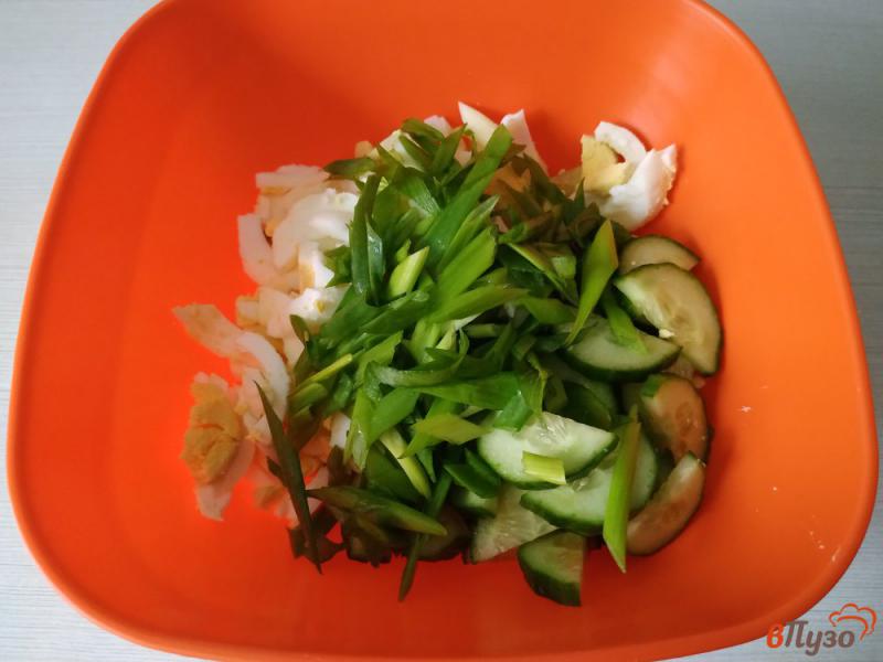 Фото приготовление рецепта: Салат с тунцом и свежим огурцом шаг №4