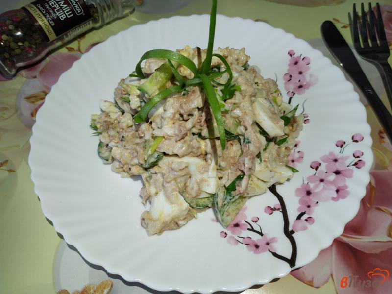 Фото приготовление рецепта: Салат с тунцом и свежим огурцом шаг №8