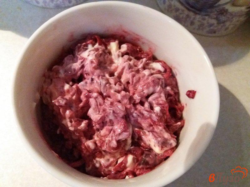 Фото приготовление рецепта: Салат из свеклы с чесноком шаг №8