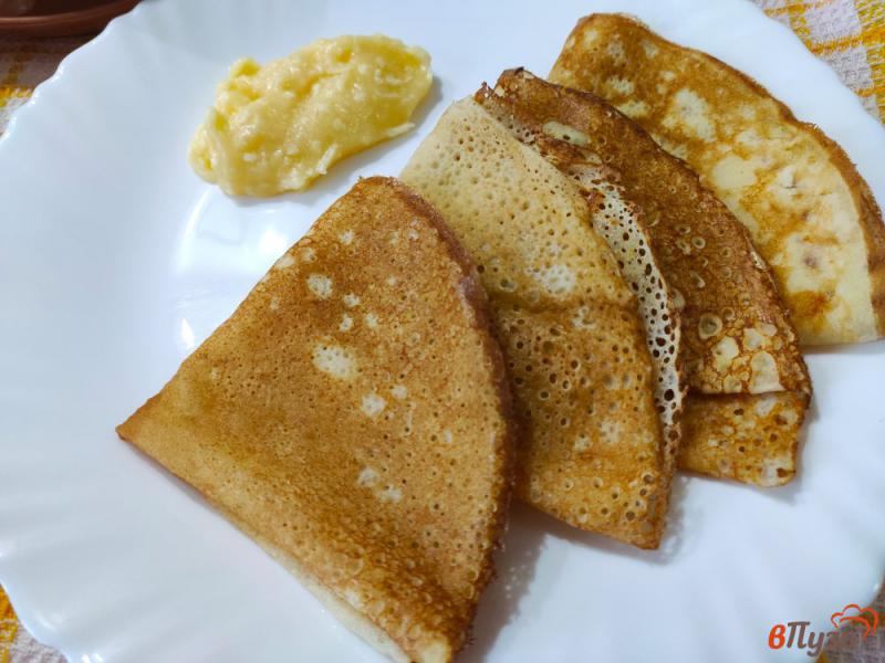 Фото приготовление рецепта: Тонкие блинчики с медово масляным соусом шаг №9