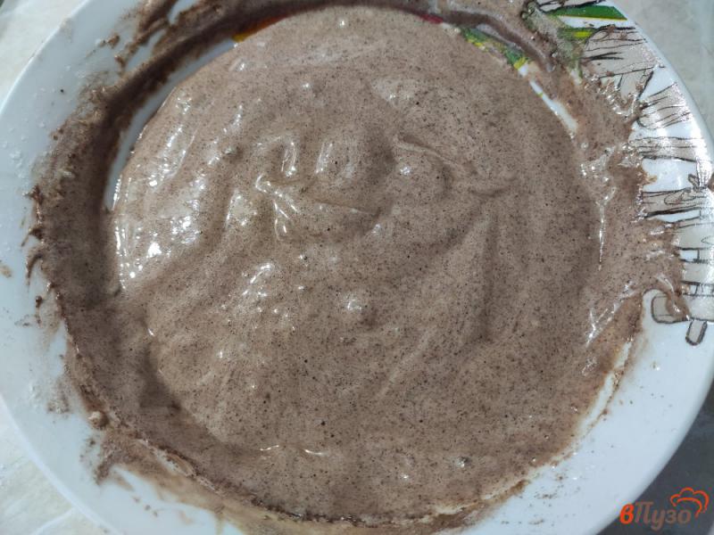 Фото приготовление рецепта: Шоколадный кекс на сметане в микроволновке шаг №5