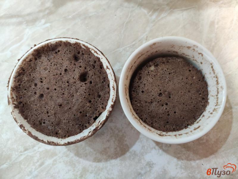Фото приготовление рецепта: Шоколадный кекс на сметане в микроволновке шаг №6
