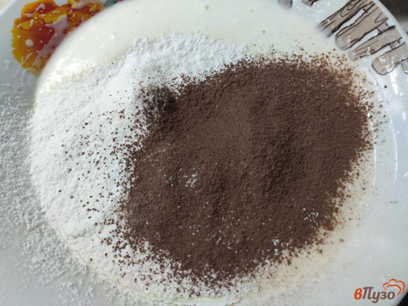 Фото приготовление рецепта: Шоколадный кекс на сметане в микроволновке шаг №4