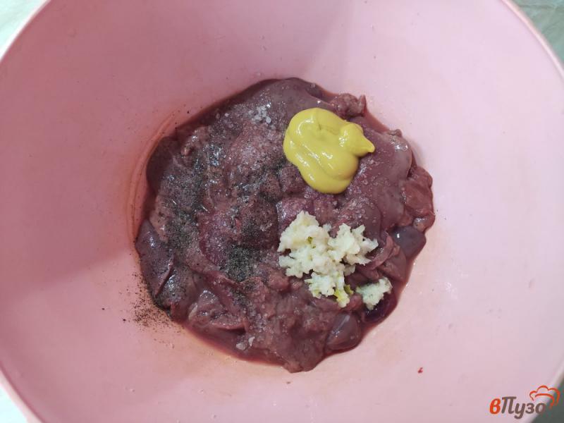 Фото приготовление рецепта: Куриная печень с луком в сметане и томате шаг №3