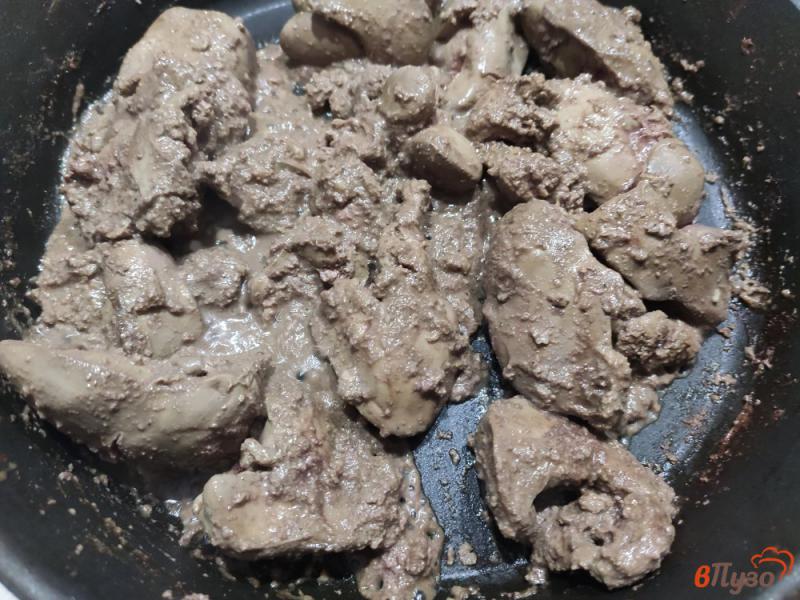 Фото приготовление рецепта: Куриная печень с луком в сметане и томате шаг №7