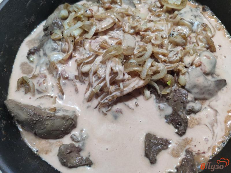 Фото приготовление рецепта: Куриная печень с луком в сметане и томате шаг №10