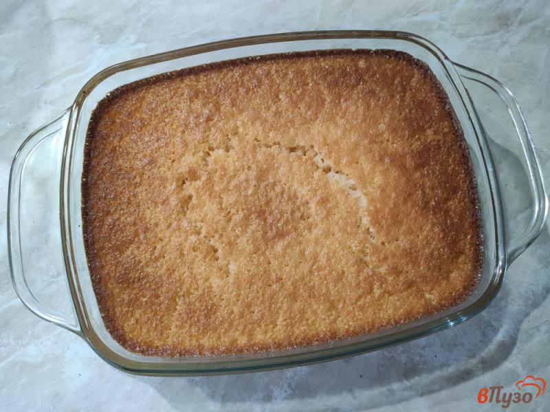 Фото приготовление рецепта: Нежный пирог на фруктовом йогурте шаг №6