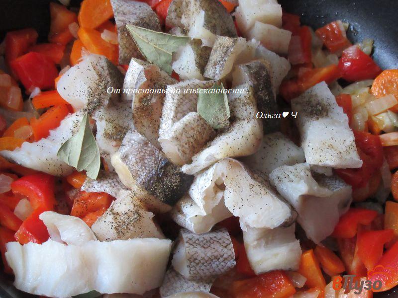 Фото приготовление рецепта: Минтай с овощами в сковороде шаг №2