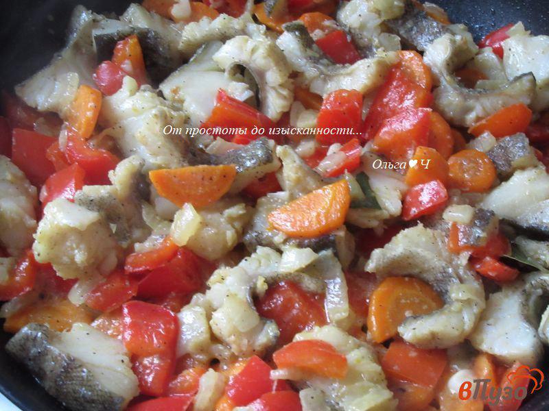 Фото приготовление рецепта: Минтай с овощами в сковороде шаг №3
