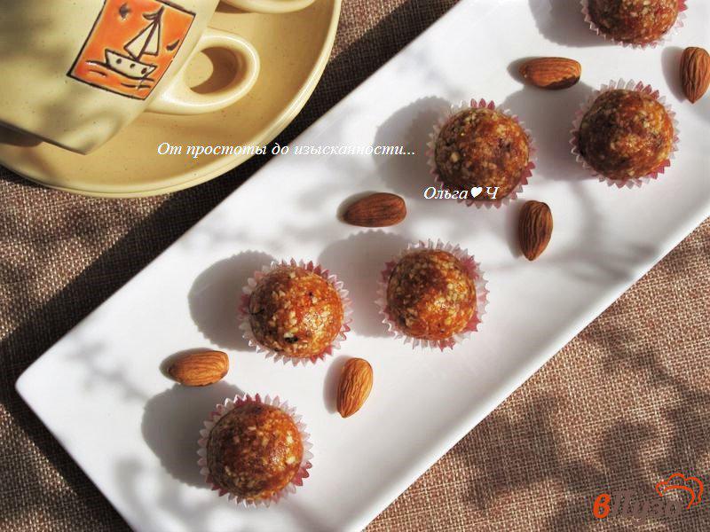 Фото приготовление рецепта: Миндальные конфеты с курагой и медом шаг №4