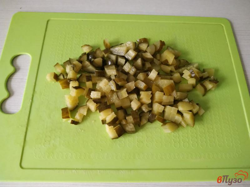 Фото приготовление рецепта: Салат с языком и зелёным горошком шаг №4