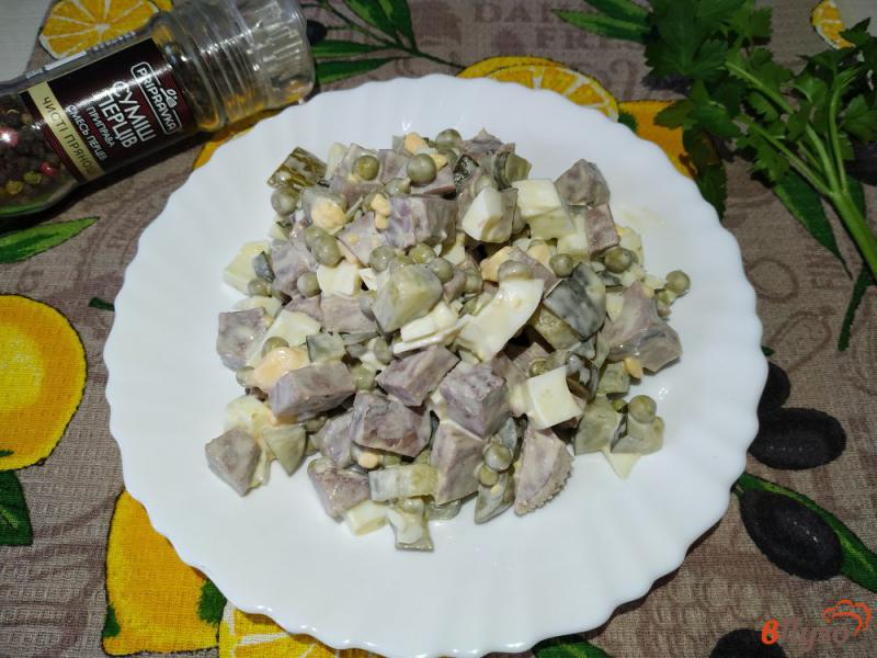 Фото приготовление рецепта: Салат с языком и зелёным горошком шаг №8