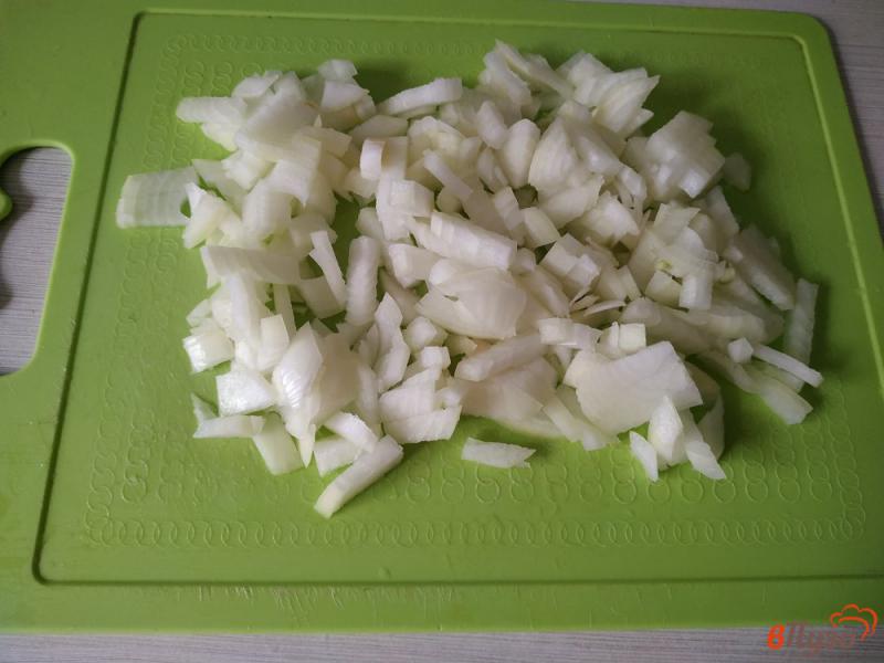 Фото приготовление рецепта: Луковый суп с плавленым сыром и грибами шаг №1