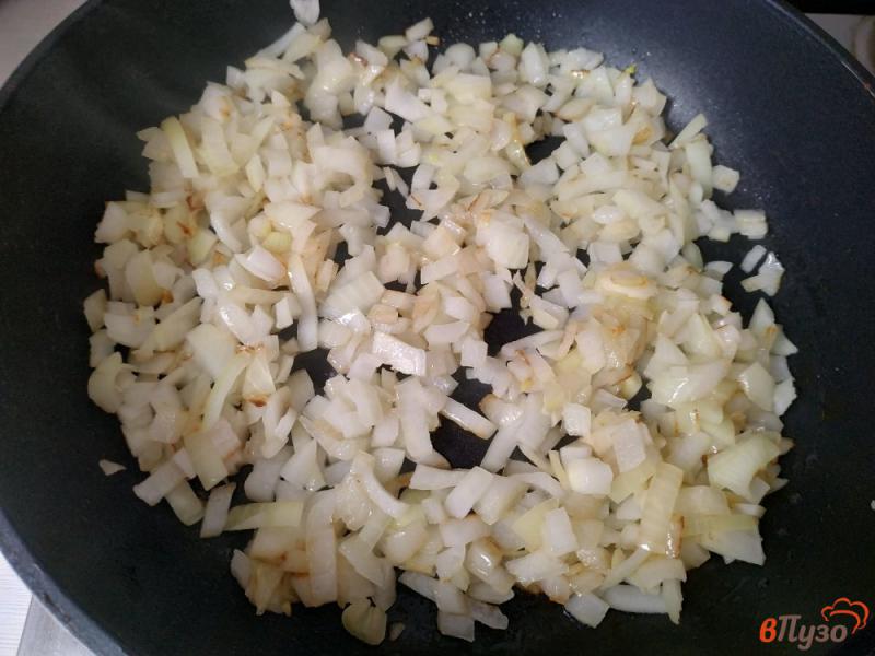 Фото приготовление рецепта: Луковый суп с плавленым сыром и грибами шаг №3