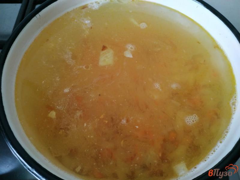 Фото приготовление рецепта: Луковый суп с плавленым сыром и грибами шаг №5