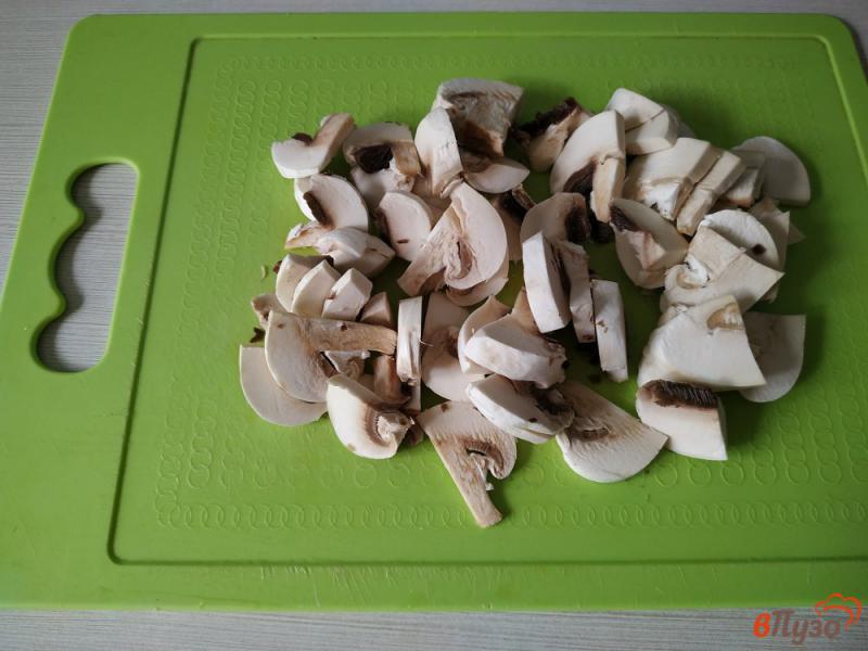 Фото приготовление рецепта: Луковый суп с плавленым сыром и грибами шаг №6