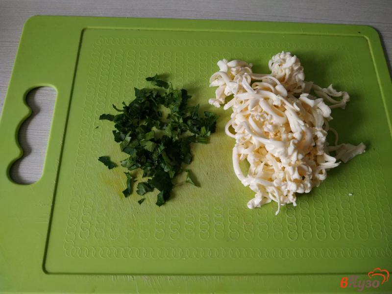 Фото приготовление рецепта: Луковый суп с плавленым сыром и грибами шаг №8