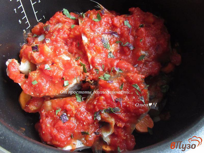 Фото приготовление рецепта: Минтай в томатном соусе с базиликом шаг №3