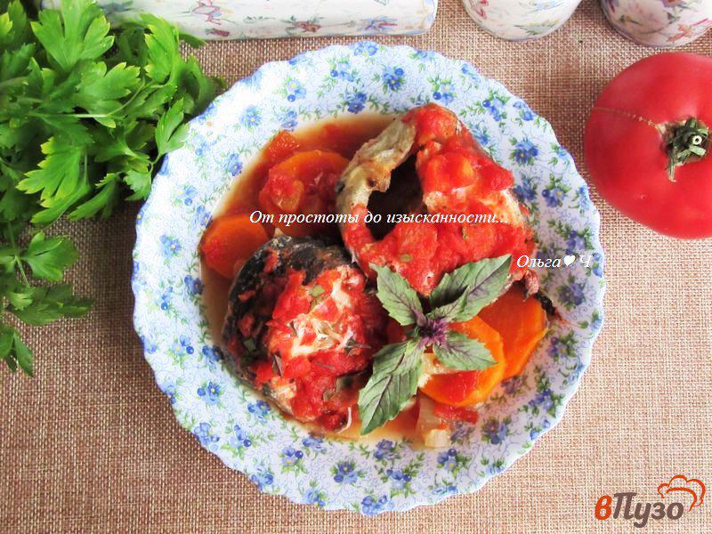 Фото приготовление рецепта: Минтай в томатном соусе с базиликом шаг №5