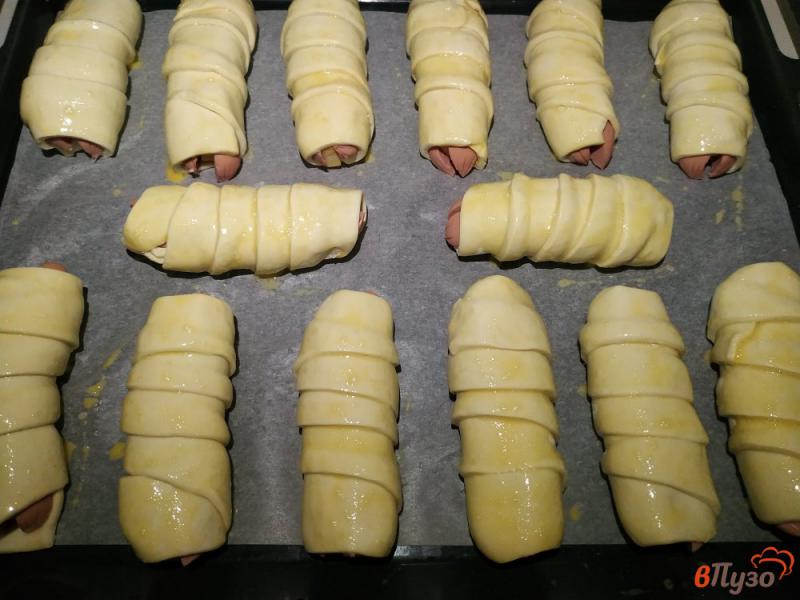 Фото приготовление рецепта: Сосиски с сыром в слоеном бездрожжевое тесте шаг №7