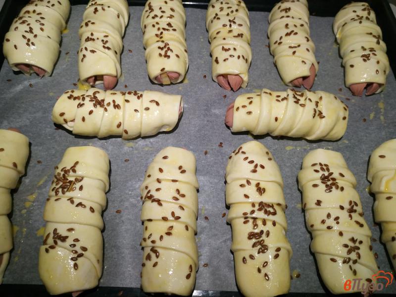 Фото приготовление рецепта: Сосиски с сыром в слоеном бездрожжевое тесте шаг №8