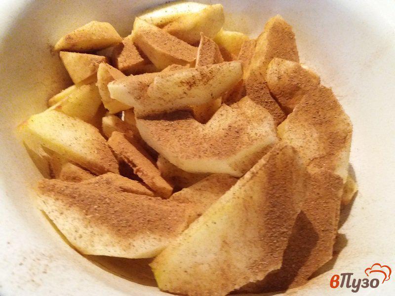 Фото приготовление рецепта: Бисквитный пирог с яблоками шаг №2