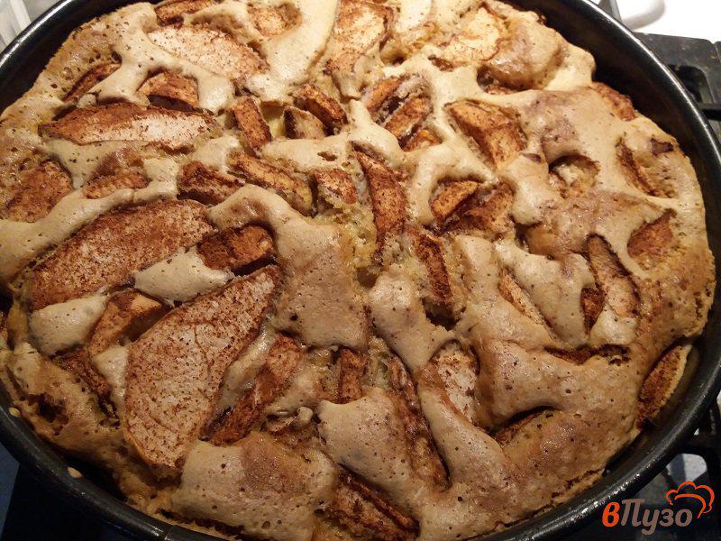 Фото приготовление рецепта: Бисквитный пирог с яблоками шаг №7