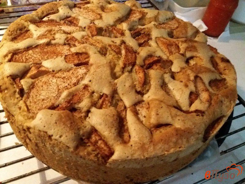Фото приготовление рецепта: Бисквитный пирог с яблоками шаг №8