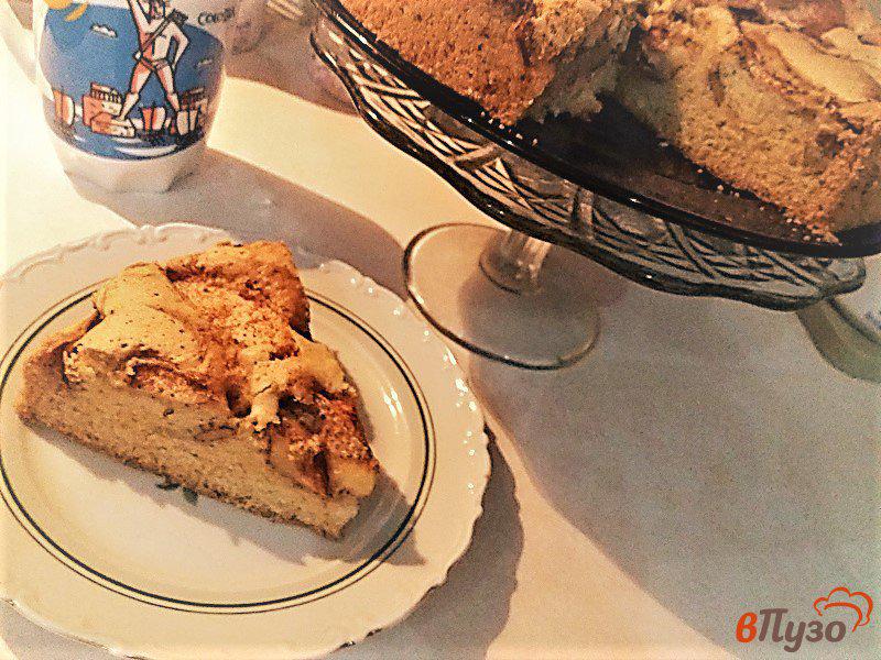 Фото приготовление рецепта: Бисквитный пирог с яблоками шаг №10