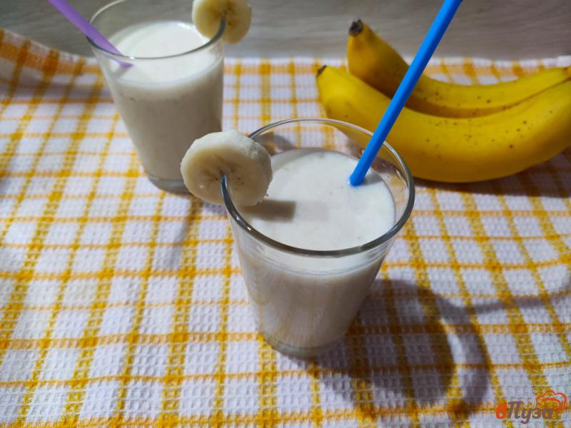 Фото приготовление рецепта: Молочный банановый коктейль шаг №4