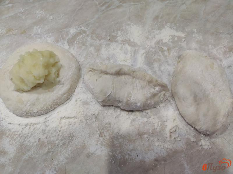 Фото приготовление рецепта: Жареные дрожжевые пирожки с картошкой шаг №9