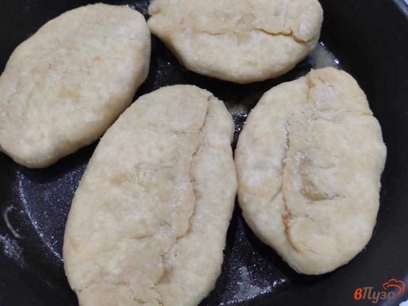 Фото приготовление рецепта: Жареные дрожжевые пирожки с картошкой шаг №10