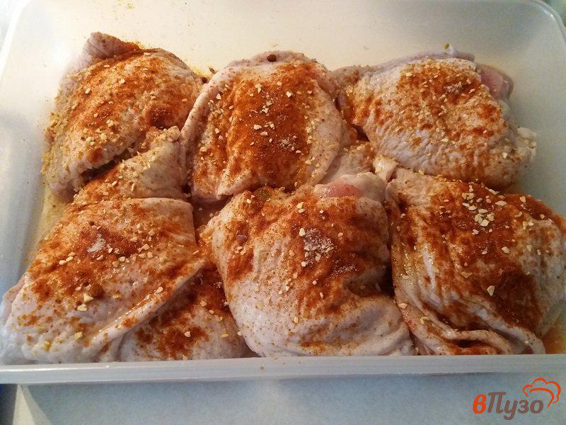 Фото приготовление рецепта: Запечённые куриные бёдра шаг №3