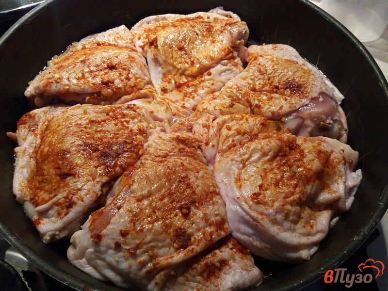 Фото приготовление рецепта: Запечённые куриные бёдра шаг №4