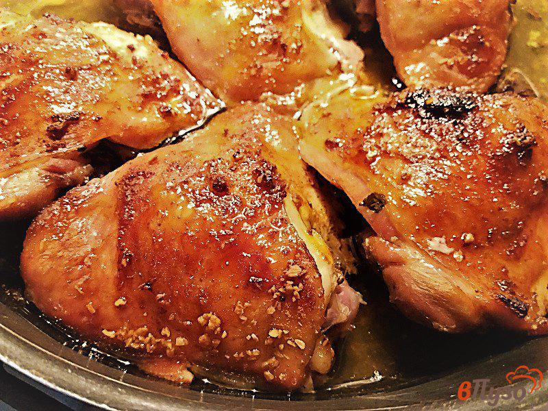 Фото приготовление рецепта: Запечённые куриные бёдра шаг №5