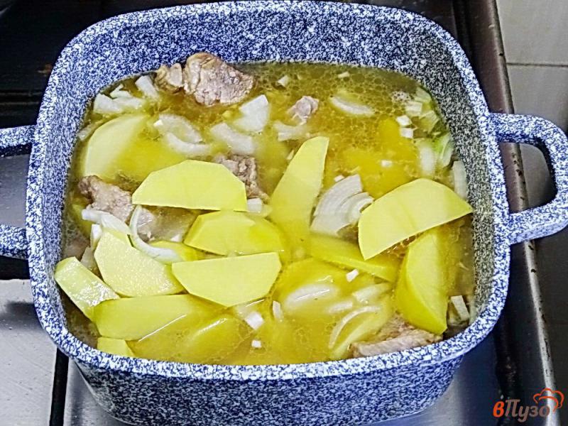 Фото приготовление рецепта: Свинина тушеная с картофелем и фасолью шаг №8