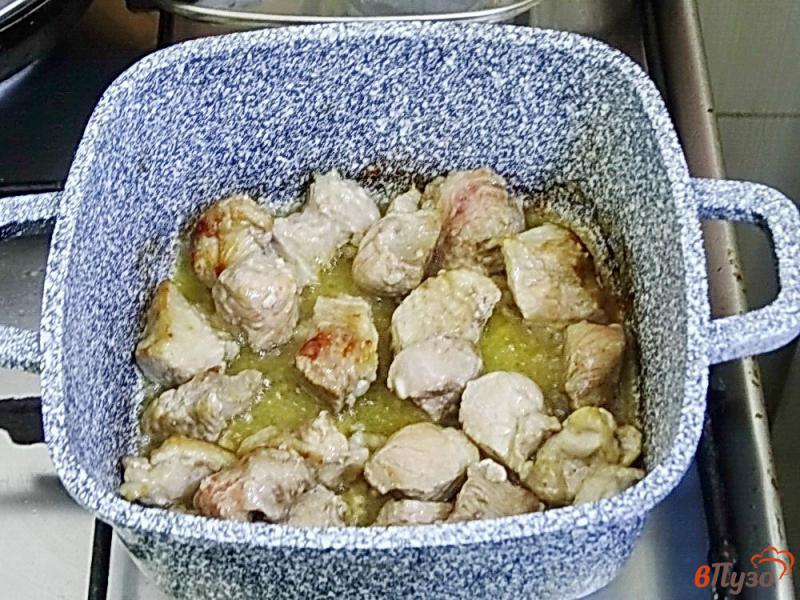 Фото приготовление рецепта: Свинина тушеная с картофелем и фасолью шаг №5