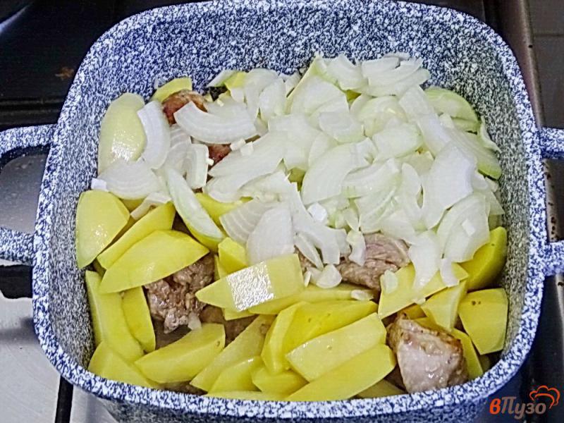 Фото приготовление рецепта: Свинина тушеная с картофелем и фасолью шаг №7