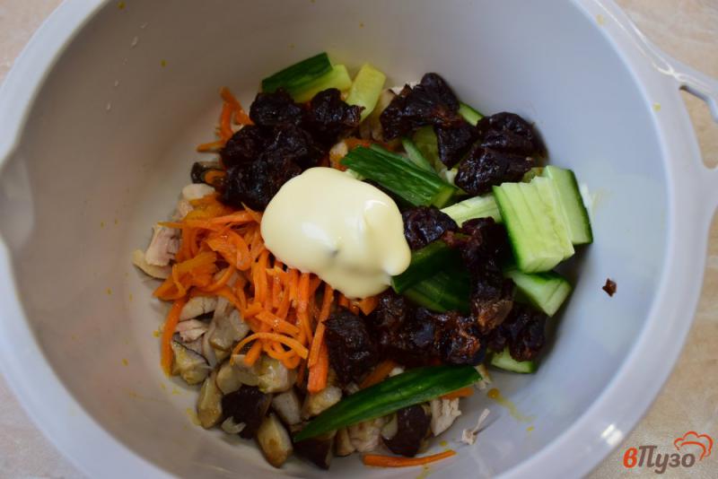 Фото приготовление рецепта: Салат с грибами и корейской морковью шаг №4