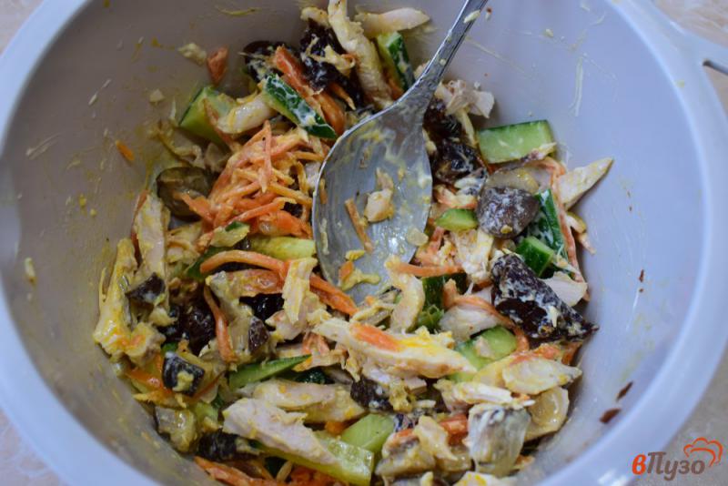 Фото приготовление рецепта: Салат с грибами и корейской морковью шаг №5