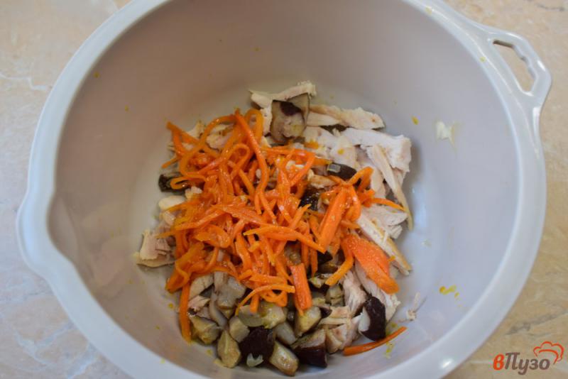 Фото приготовление рецепта: Салат с грибами и корейской морковью шаг №3