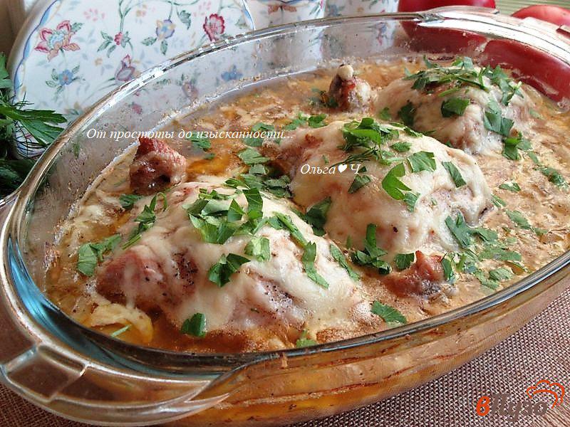 Фото приготовление рецепта: Куриные бедра в луково-сырном соусе шаг №6