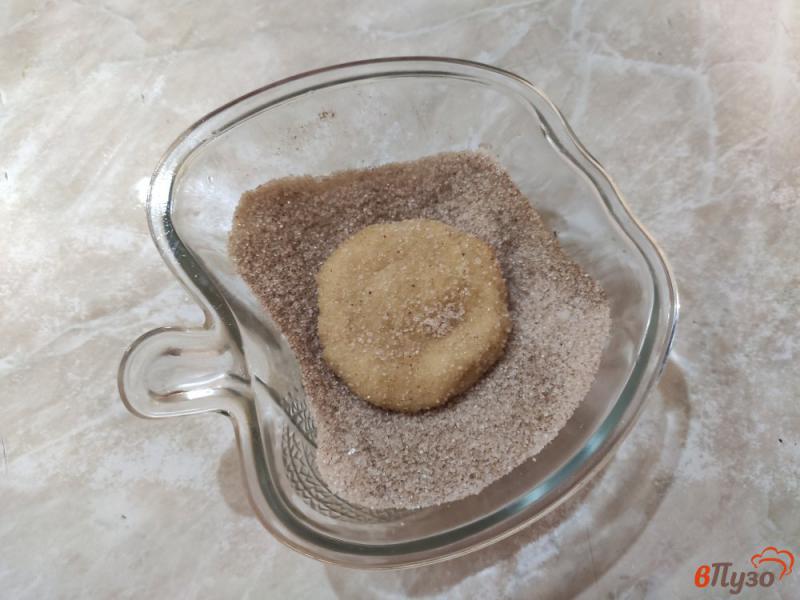 Фото приготовление рецепта: Сахарное печенье на ряженке шаг №7