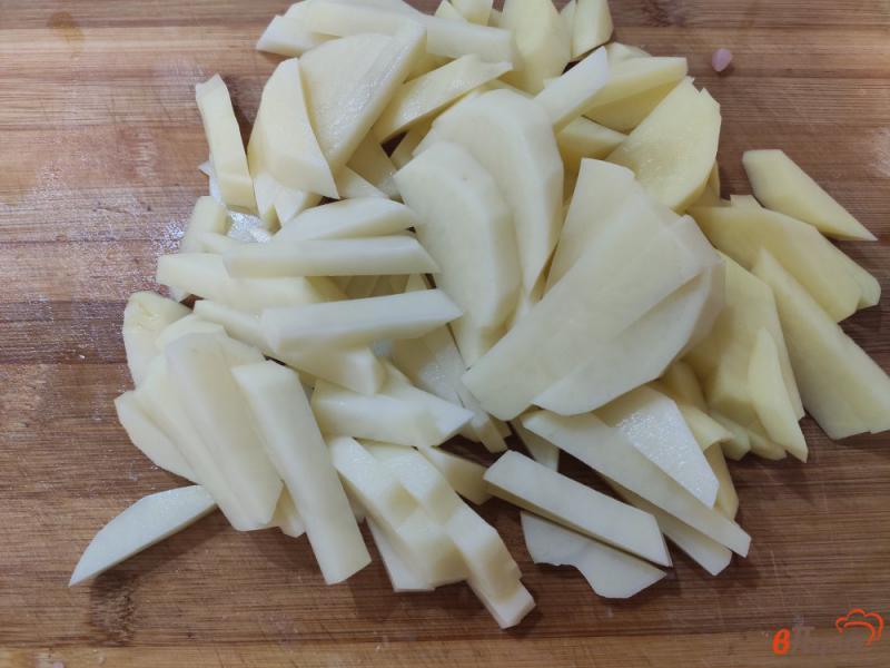 Фото приготовление рецепта: Открытый пирог с курицей грибами и картофелем шаг №2