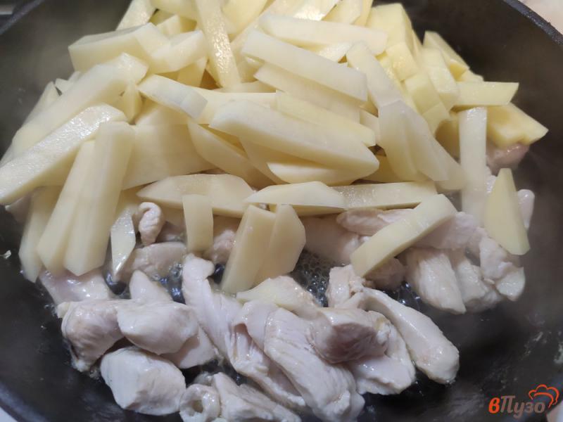 Фото приготовление рецепта: Открытый пирог с курицей грибами и картофелем шаг №5