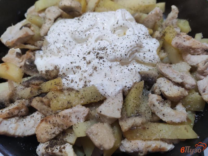 Фото приготовление рецепта: Открытый пирог с курицей грибами и картофелем шаг №7