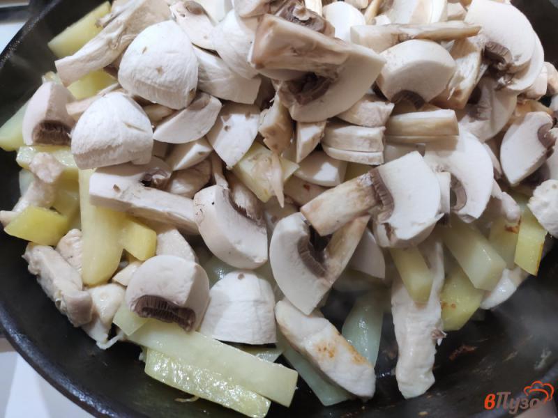 Фото приготовление рецепта: Открытый пирог с курицей грибами и картофелем шаг №6